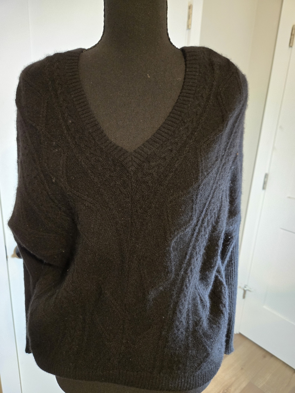 Subtle Luxury 100% Washable Cashmere V-Neck Cable Knit Sweater XS/S Black